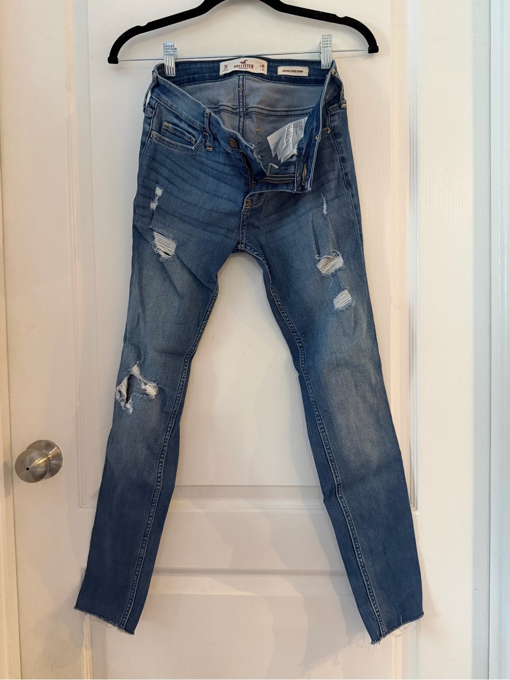 Hollister women’s distressed skinny jeans